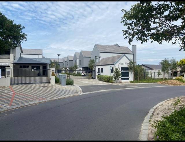 3 BEDROOM TOWNHOUSE FOR SALE IN SILVER OAKS